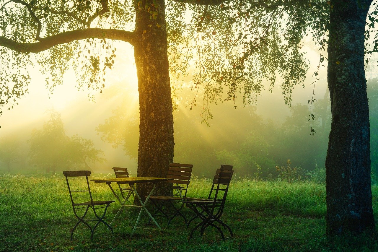 https://pixabay.com/fr/photos/lever-du-soleil-matin-chaises-table-8294459/